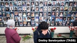 Цветы и фотографии погибших в Театральном центре на Дубровке в 2002 году.