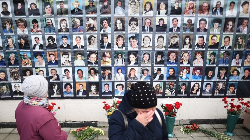 19 лет назад в Москве в театре на Дубровке террористы захватили сотни заложников
