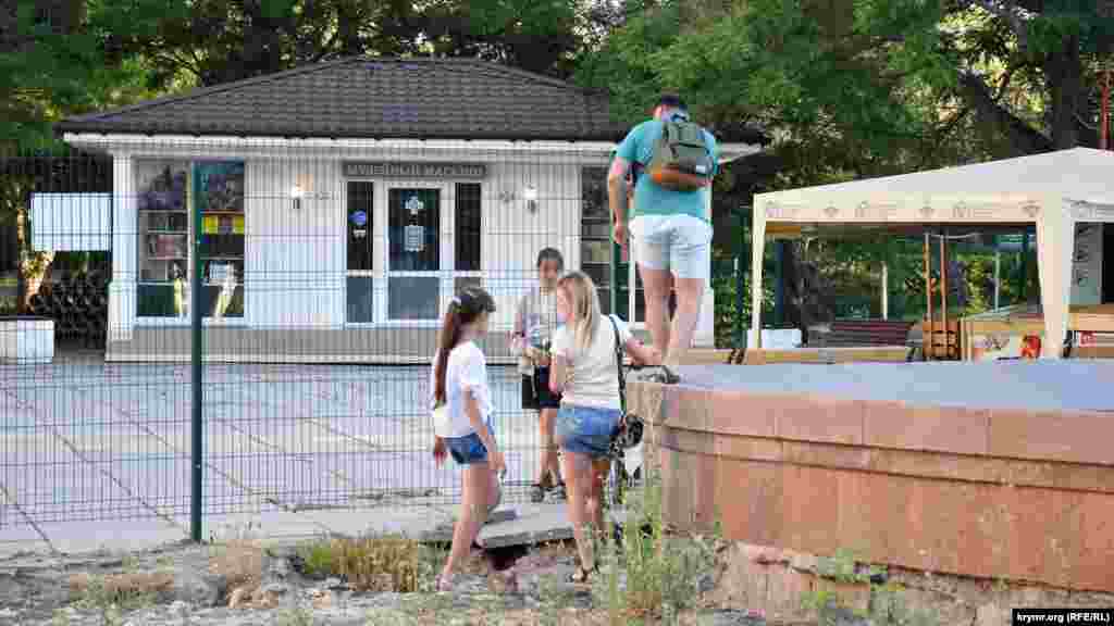 Підлітки біля фонтану, що не працює, поруч із будівлею Панорами на Історичному бульварі в Севастополі