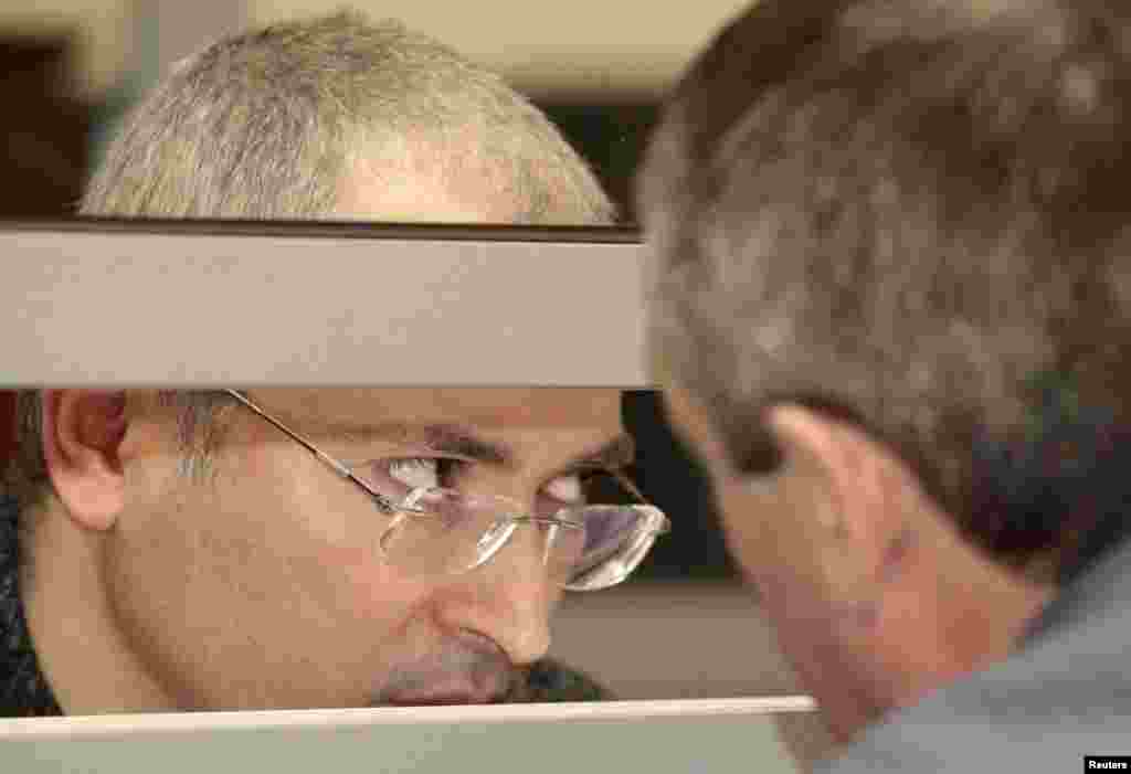 Михаил Ходорковский в зале суда, апрель 2011 года 