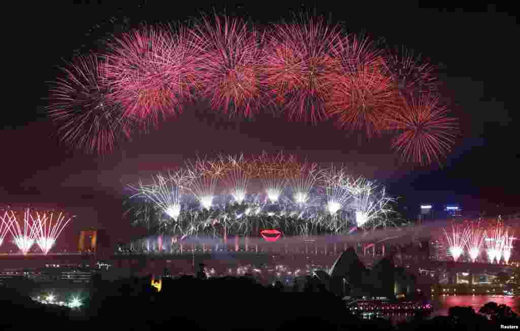 Fireworks explode over and around the Sydney Harbour Bridge and Sydney Opera House during New Year&#39;s celebrations on January 1, 2013. (Reuters/David Gray)