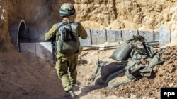 Офицер израильской армии у входа в туннель, который, как утверждается, используется ХАМАС для трансграничных нападений. 25 июля 2014 года