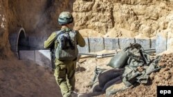 یک سرباز اسرائیلی در کنار یکی از تونل‌ها از غزه که به گفته تل‌آویو برای حمله به داخل خاک اسرائیل استفاده می‌شود