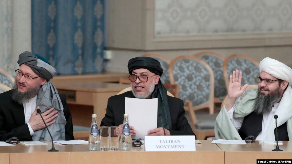 عبدالسلام حنفی، معاون نخستوزیر حکومت طالبان (سمت چپ) ریاست هیئت طالبان در گفتوگوهای مسکو را بر عهده دارد