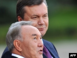 Украинаның бұрынғы президенті Виктор Янукович (оң жақта) пен Қазақстан президенті Нұрсұлтан Назарбаев. Киев, 14 қыркүйек 2010 жыл. (Көрнекі сурет)