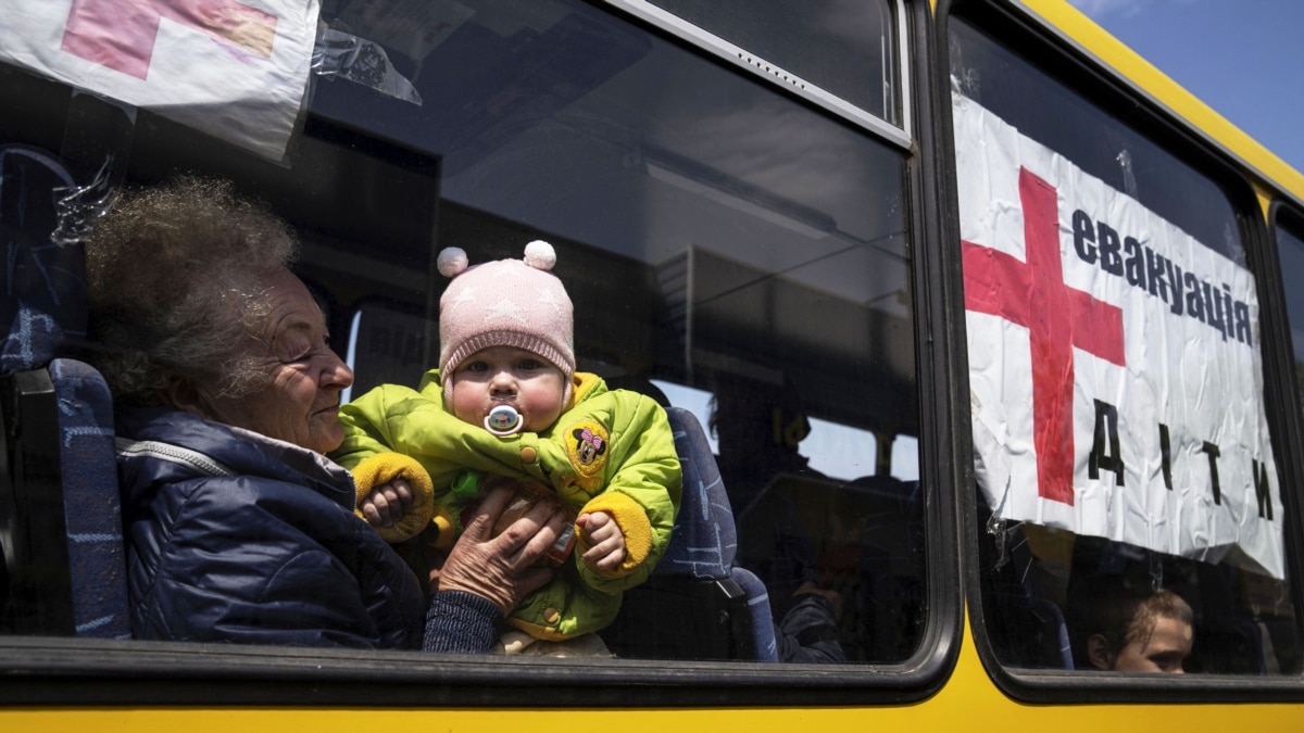 Додому, під обстріли. Чому переселенці повертаються з евакуації?