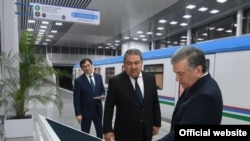 Predsednik Ubekistana Šavkat Mirzijojev (desno) i direktor Uzbekistanskih železnica Achilboy Ramatov u obilasku nove metro linije, oktobar 2019.