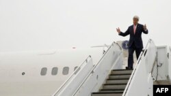 John Kerry duke zbritur nga aeroplani me të arritur në Hiroshimë