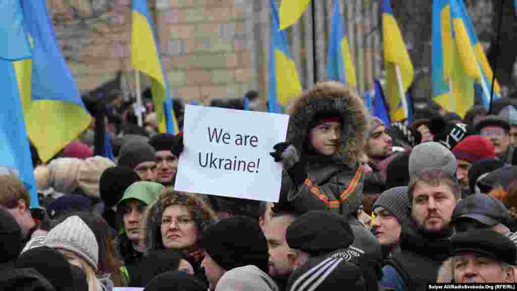 &quot;Ар-намыс шеруінде&quot; қолына &quot;Біз - Украина&quot; деген жазу ұстап тұрған бала.
