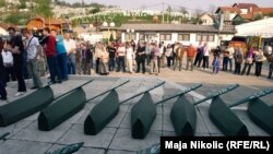 Tabuti sa posmrtnim ostacima vlaseničkih Bošnjaka, 22. travnja 2011