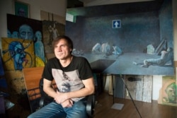 Художник Сергій Захаров пережив у полоні тортури, його тричі виводили на розстріл. Полон став темою кількох графічних циклів. Ця фотографія зроблена в його київській майстерні
