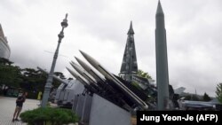 Korejska razjedinjenost je bazirana na bratoubilačkom civilnom ratu (Foto: Replike sjevernokorejskih i južnokorejskih raketa u memorijalu u Seulu)