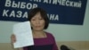 Зоя Нарымбаева, жена осужденного оппозиционера Ермека Нарымбаева, держит в руках письмо мужа. Алматы, 27 сентября 2010 года. 