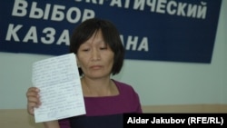 Зоя Нарымбаева, жена осужденного оппозиционера Ермека Нарымбаева, держит в руках письмо мужа. Алматы, 27 сентября 2010 года. 