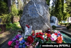 Магіла Васіля Быкава на Ўсходніх могілках у Менску, травень 2016 году