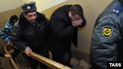 Лейтенант полиции Денис Иванов (в центре), обвиняемый в избиении 15-летнего Никиты Леонтьева