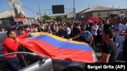 Сторонники оппозиции Армении перекрыли дорогу к аэропорту Звартноц. 2 мая 2018 года.