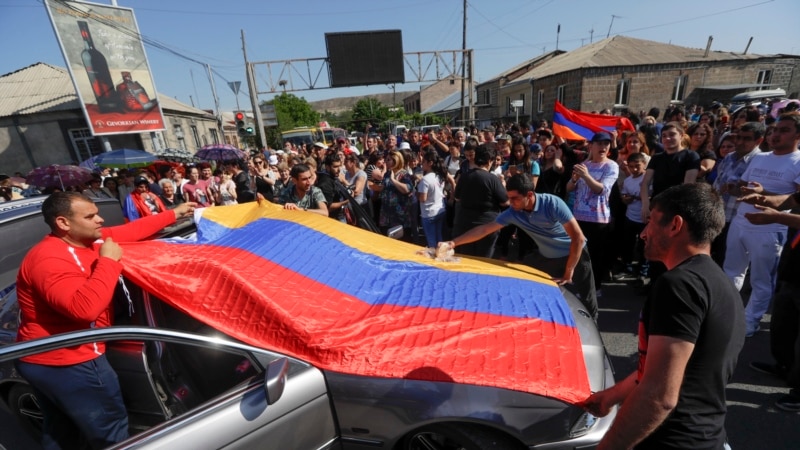 Сотни человек блокируют дорогу к аэропорту Еревана