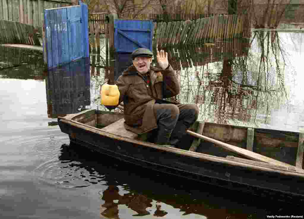 A pensioner sees the glass half full as he drifts through flooded Khlupin village. A newly released “Global Emotions” Gallup poll quizzed 154,000 people in 145 countries. The pollsters found fewer than four in 10 Belarusians recalled feeling positive or negative emotions the previous day.