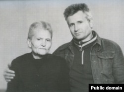 Оксана Мешко разом із сином на засланні. 1981 рік