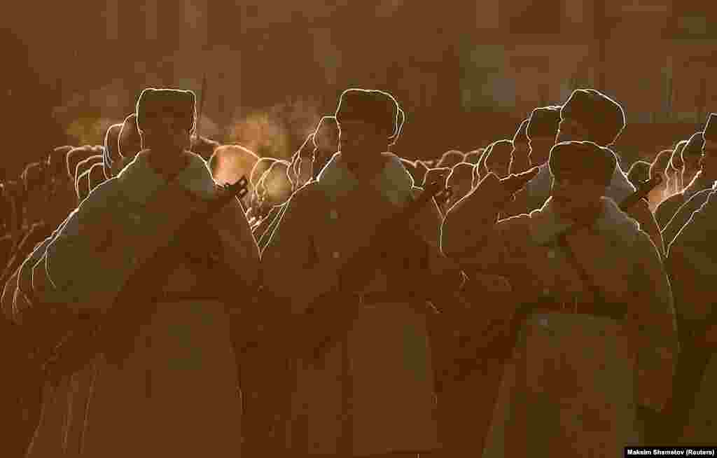 Қызыл армия формасын киген Ресей солдаттары. 1941 жылы майданға аттанған жауынгерлердің әскери парадын қайталауға тырысып жатыр. Мәскеу, 5 қараша 2018 жыл