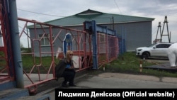 Украинский омбудсмен Людмила Денисова у ворот колонии, где находится Олег Сенцов