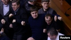 Deputați bătându-se astăzi in Parlament.