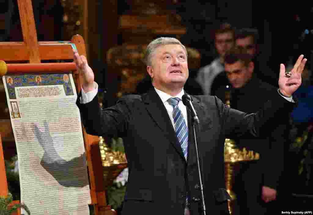 Петр Порошенко произносит речь рядом с томосом, то есть документом об автокефалии, привезенным в Киев из Стамбула. 7 января 2019 года