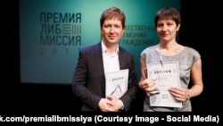 Лауреаты публицистической премии "ЛибМиссия" 2017 года Андрей Солдатов и Ирина Бороган 
