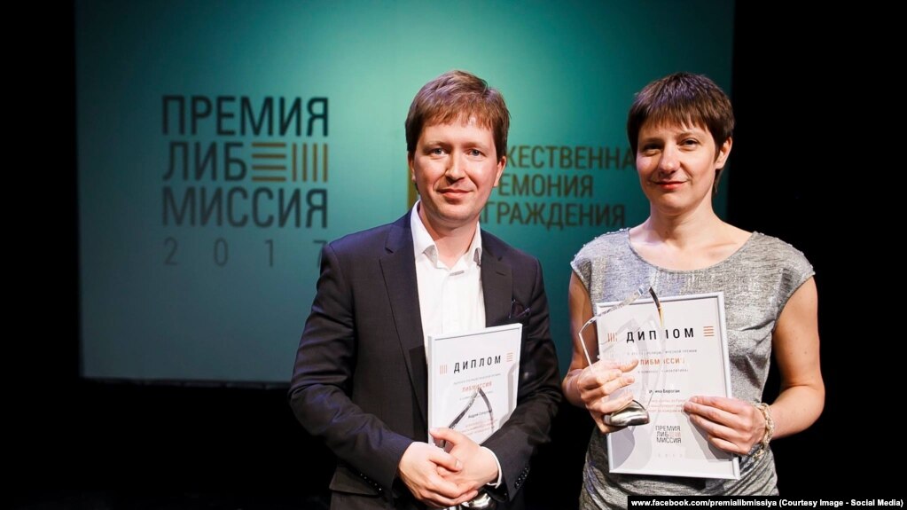 Раздевалке, кончает нее порно