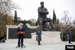 Президент РФ В.Путин принял участие в церемонии открытия памятника императору Александру III в Ялте
