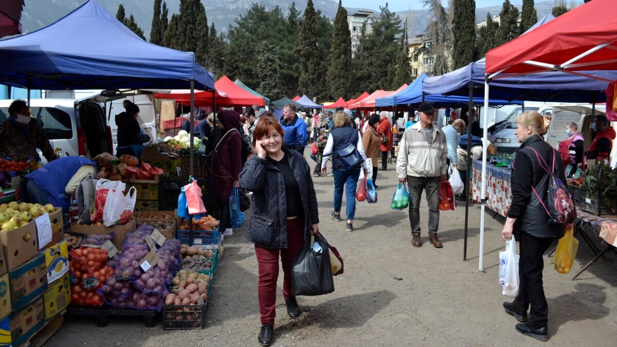 Покупать города. Рынок в городе. Сельскохозяйственная ярмарка в Ялте. Ярмарка в Ялте. Ярмарка в Ялте в ноябре 2021.