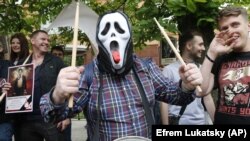 Людина в масці під час акції проти маршу до 9 травня