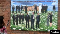 رسانه‌ها و خبرگزاری‌ها موضوع سوریه را «سایه‌ای اختلاف‌انگیز» در این نشست عنوان کرده‌اند (در تصویر: یک توریست با اثری از الکسی سرگینکو، هنرمند روس، در مورد نشست گروه ۲۰ در روسیه، عکس می‌گیرد)