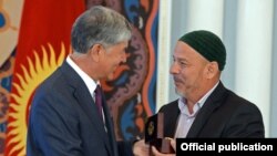 Қирғизистон президенти Aлмaзбек Aтaмбaев 2010 йили рўй берган миллaтлaрaро низода бошқа миллат вакилларини қутқариб қолганларни мукофотламоқда. 10 июнь 2015 йил, Бишкек.