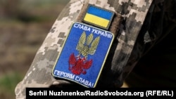 Шеврон украинского военнослужащего на позициях ВСУ в Луганской области, 26 апреля 2022 года