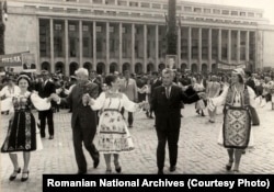 Președintele Cehoslovaciei, Gustav Husak (stânga) și Nicolae Ceaușescu (dreapta), în timpul vizitei acestuia în România, iunie 1977.