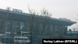 У автовокзала в Алматы.