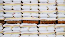Vreće s brašnom naslagane su u skladištu u Novosibirsku u Rusiji. Proizvodnja hleba, žitarica i testenine pojačana je u regionu Novosibirsk zbog povećane potražnje usled pandemije COVID-19.
