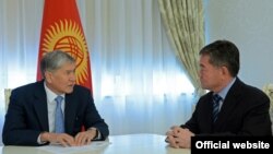 Алмазбек Атамбаев менен Пархат Турду. 4-июнь, 2016-жыл.