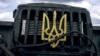 Державний герб України на військовій вантажівці поблизу міста Бахмуту на Донеччині, 22 жовтня 2022 року