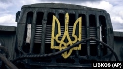 Державний герб України на військовій вантажівці поблизу міста Бахмуту на Донеччині, 22 жовтня 2022 року