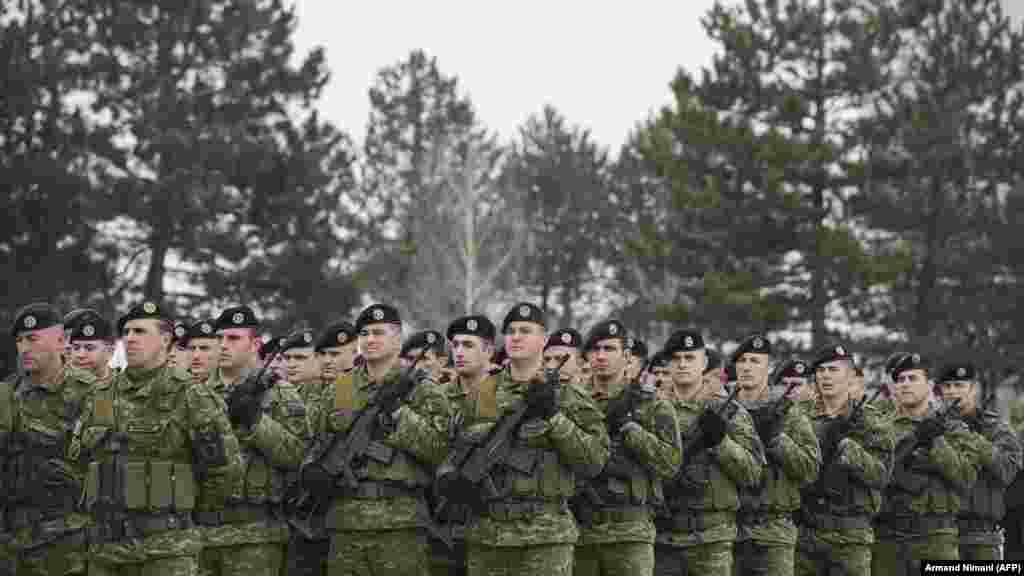 КОСОВО - Амбасадите на САД и на Германија велат дека за трансформација на Косовските безбедносни сили во Косовски вооружени сили се неопходни уставни измени, објави косовскиот весник Зери.