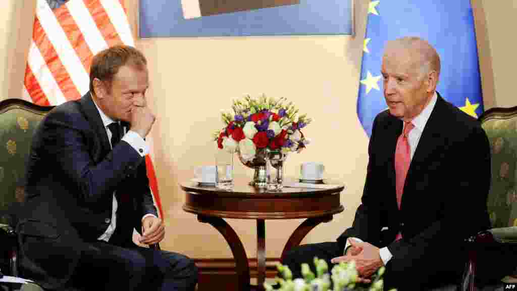 Predsjednik Evropskog savjeta Donald Tusk razgovara sa američkim potpredsjednikom Joe Bidenom.