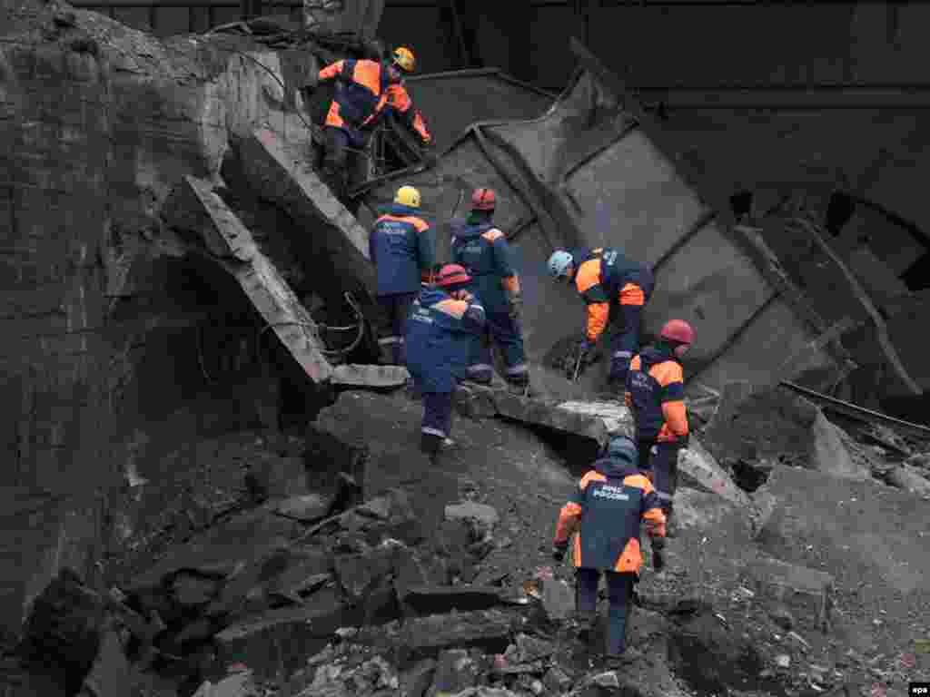 Спасатели разыскивают оставшихся в живых в развалинах шахты "Распадская". 