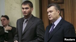 Виктор Янукович, в бытность лидером Партии регионов, cо своим сыном Виктором (слева). Киев, 2 декабря 2008 года.