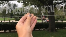 Lejla Šišić drži natpis "Mostar u mom srcu" u Oklahomi, SAD, 31 mart 2020.