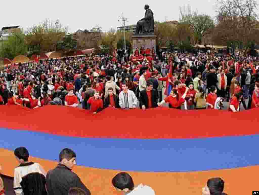 Armenia -- People carry a national banner during a procession in the center of Yerevan, 23Apr2007 - 23 квітня 2007, Єреван: тисячі вірменів вийшли на вулиці столиці, щоб відзначити вірменський геноцид 1915 року.