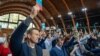 Алексей Навальный голосует на съезде незарегистрированной партии "Россия будущего"