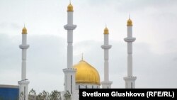 Центральная мечеть «Нур-Астана». Астана, 01 ноября 2011 года. 